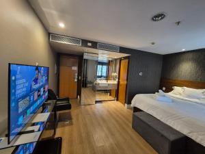 a hotel room with a bed and a flat screen tv at Flat Hotel Executivo Ibirapuera Moema (Apto 844B) in São Paulo