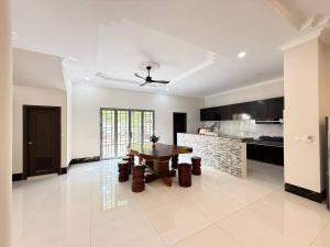 a living room with a table and a kitchen at Thida Villa in Siem Reap