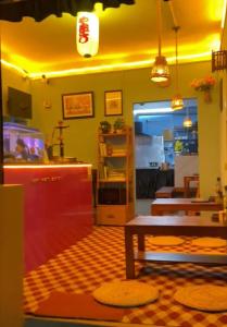 ein Schnellrestaurant mit Tisch und Theke in der Unterkunft Satori Capsule Hotel in Dhulikhel
