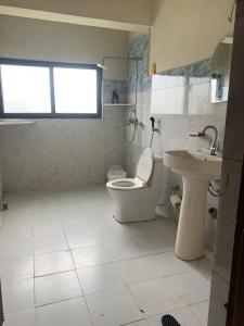 ein Badezimmer mit Toilette und Waschbecken in der Unterkunft Satori Capsule Hotel in Dhulikhel