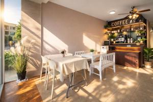 a dining room with a table and chairs at Smile Bed Hotel in Sathani Khlong Rian