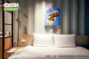 a bedroom with a bed and a painting on the wall at Dash Forwaves Hotel in Toucheng