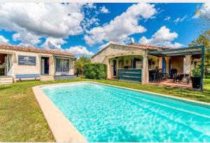 a house with a swimming pool in the yard at Chez Frédérique et Jean-Claude in Les Taillades