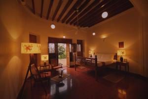 Posezení v ubytování Visalam Chettinad Palace - A CGH Earth Experience
