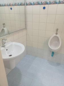 a bathroom with a sink and a urinal at แฟนตาซีรีสอร์ท สระบุรี in Ban Khok Sawang (1)