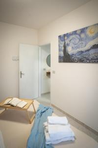 a room with a table and a painting on the wall at Dimora del Mare in Isola Bacucco