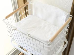 a white crib sitting next to a window at ROOMzero 5号室 in Hanazonomachi