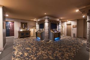 a room with two columns and a room withartifacts at Hotel Pharaoh-Adult Only in Sapporo