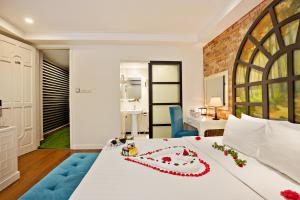 Postel nebo postele na pokoji v ubytování Hanoi La Selva Hotel