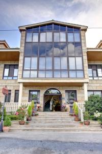 un edificio con una escalera delante de él en Pazo de Monterrei en Ourense