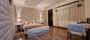 a hotel room with two beds and a table and chairs at Cesare in Uyuni