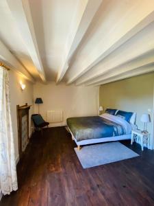 a bedroom with a large bed and a white ceiling at Gîte La Vie Verte - Gîte charmant 3 etoiles classé Meublé de Tourisme in Saint-Domet