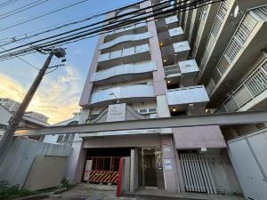 a tall building with a lot of windows on it at N's Hotel 平和公園 in Hiroshima