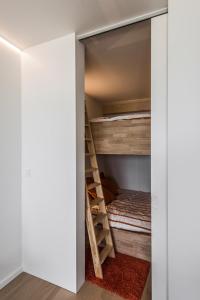 Tempat tidur susun dalam kamar di Studio Zeezicht