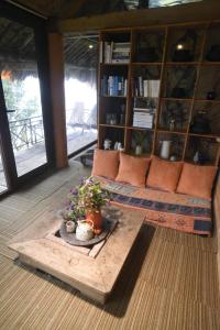 a living room with a couch and a table at Pam Hill in Bản Pha Xum
