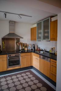 a kitchen with wooden cabinets and a stove top oven at Helle Wohnung in Seenähe in Berg am Starnberger See