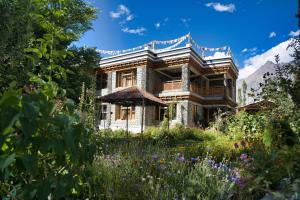 an old house with a garden in front of it at Semba retreat in Hundar