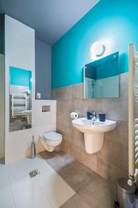 uma casa de banho com um lavatório e um WC em Net Hotel Pitesti em Piteşti