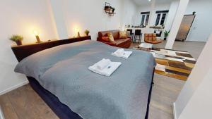 a bedroom with a bed with two white towels on it at Wohnung mit Heimkino mitten in der Altstadt in Celle