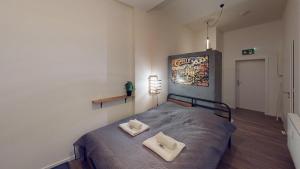 a bedroom with a bed with two towels on it at Wohnung mit Heimkino mitten in der Altstadt in Celle +7 photos