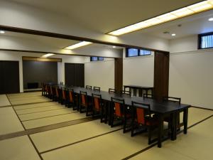 a conference room with a long table and chairs at umashiyado ryoutei minoshima in Kaino