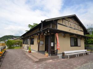 a building with a bench in front of it at umashiyado ryoutei minoshima in Kaino