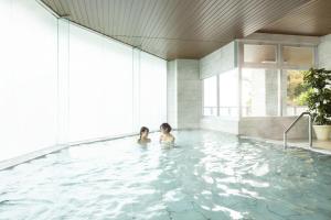 two children swimming in a swimming pool at Ooedo Onsen Monogatari Premium Toba Saichoraku in Toba +58 photos