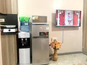 a room with a refrigerator and a picture on the wall at Cozy Studio in Nairobi's Prime Location in Nairobi +1 photo