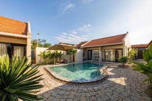 a swimming pool in the backyard of a house at Homestay coffee Hoàng Nhạn in Mỹ Hòa (1)