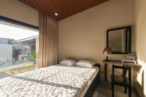 a bedroom with a bed and a desk and a mirror at Homestay coffee Hoàng Nhạn in Mỹ Hòa (1) +77 photos