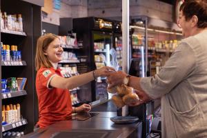 a woman handing a teddy bear to a man in a store at Summio Parc Port Greve in Brouwershaven +13 photos
