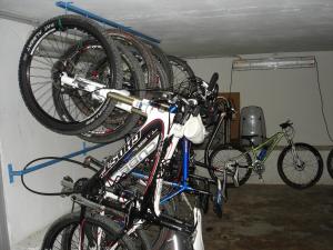 Ein Haufen Fahrräder hängen an einer Wand in der Unterkunft Albergo Al Caminetto in Nago-Torbole