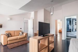 a living room with a television and a couch at Hotel Bruman in Caserta