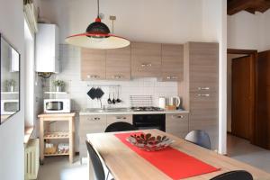 ヴェローナにあるFilippini 24のキッチン(木製テーブル、赤いナプキン付)