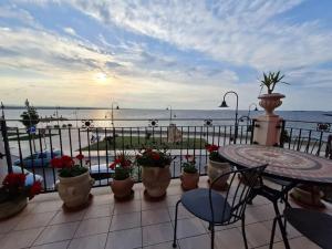 a balcony with a table and chairs and the ocean at B&B AeR in Lesina