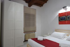 ヴェローナにあるFilippini 24の白いベッドルーム(ベッド1台、赤い毛布付)