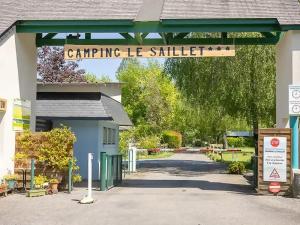 a parking lot with a sign that reads camping le salilit at ZEcamping 3 étoiles piscine animaux acceptés in Montaut