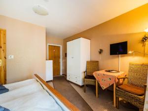 a room with a bedroom with a bed and a table at Zimmer Nr 4 im Haus Sabine in Braunlage