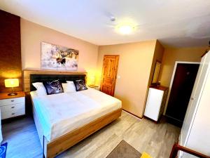 a bedroom with a large bed in a room at Zimmer Nr 4 im Haus Sabine in Braunlage