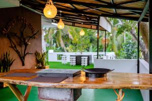 a wooden table with a pot on top of it at Mango Tree House Yala Safari Hotel in Tissamaharama