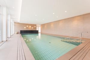 una piscina in una grande stanza con di Hotel Strandhus a Cuxhaven