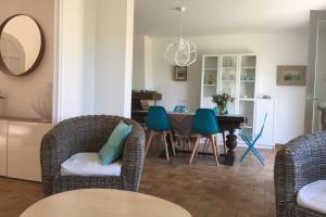 a living room with two chairs and a table at Grande maison proche plage et centre ville avec grand parking in Quiberon +16 photos