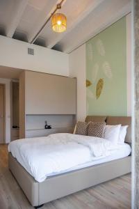 a bedroom with a large white bed in a room at Station Gold Leaf - Gym - Games Room - MK in Milton Keynes +18 photos
