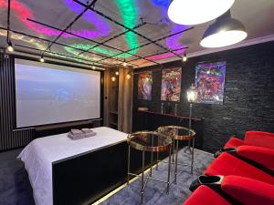 a room with two tables and a large screen at Jacuzzi et Cinéma, Merignac2 in Mérignac