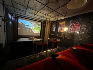 a room with two chairs and a projection screen at Jacuzzi et Cinéma, Merignac2 in Mérignac +1 photo