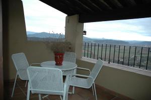 MontsonisにあるLoft con chimenea y terraza con vistasの景色を望むバルコニー(テーブル、椅子付)