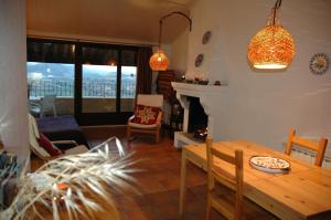 MontsonisにあるLoft con chimenea y terraza con vistasのリビングルーム(テーブル、暖炉付)