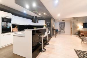Kuchyňa alebo kuchynka v ubytovaní Kings City - Skawińska Apartment