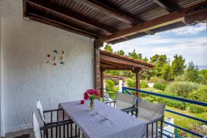 a table and chairs on the balcony of a house at Onar holiday home in Fourka