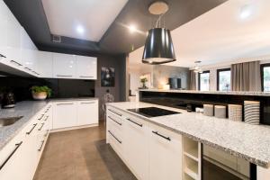 Kuchyňa alebo kuchynka v ubytovaní Kings City - Skawińska Apartment